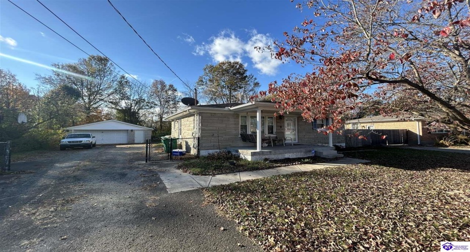 Huberta Drive, Louisville, Kentucky 40216-1214, ,2 BathroomsBathrooms,For Sale,Huberta Drive,HK24004227