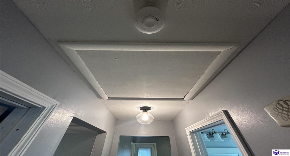 Huberta Drive, Louisville, Kentucky 40216-1214, ,2 BathroomsBathrooms,For Sale,Huberta Drive,HK24004227