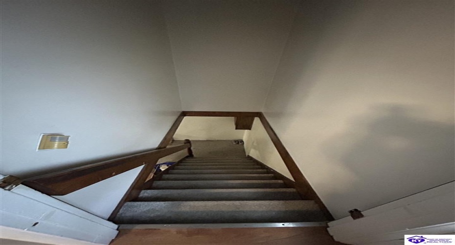 Huberta Drive, Louisville, Kentucky 40216-1214, ,2 BathroomsBathrooms,For Sale,Huberta Drive,HK24004227