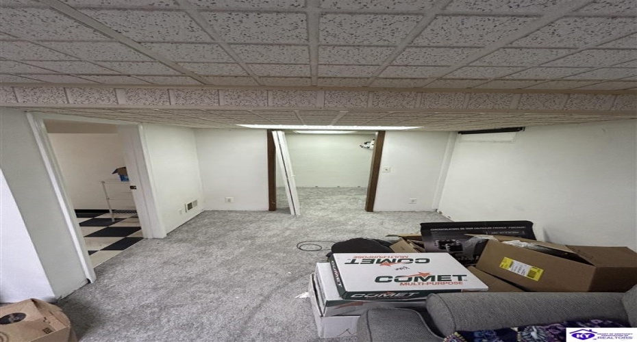 Huberta Drive, Louisville, Kentucky 40216-1214, ,2 BathroomsBathrooms,For Sale,Huberta Drive,HK24004227