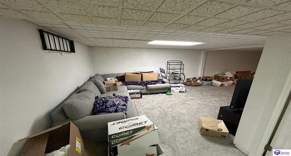 Huberta Drive, Louisville, Kentucky 40216-1214, ,2 BathroomsBathrooms,For Sale,Huberta Drive,HK24004227