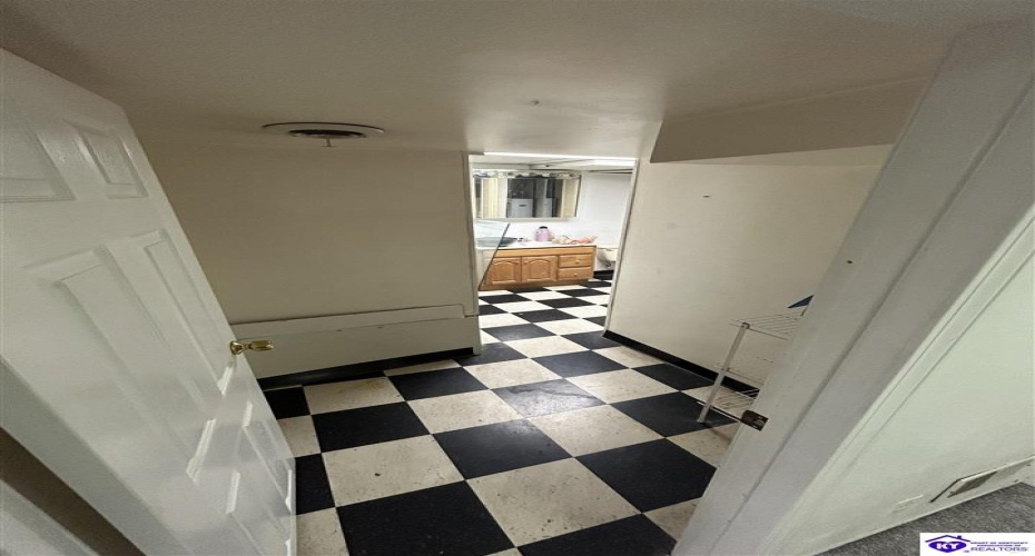 Huberta Drive, Louisville, Kentucky 40216-1214, ,2 BathroomsBathrooms,For Sale,Huberta Drive,HK24004227