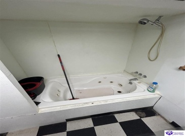 Huberta Drive, Louisville, Kentucky 40216-1214, ,2 BathroomsBathrooms,For Sale,Huberta Drive,HK24004227