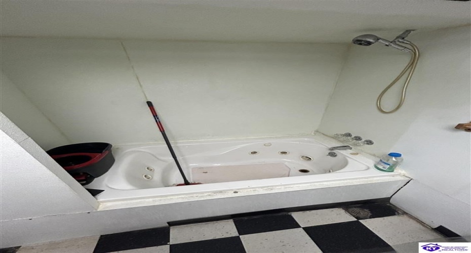 Huberta Drive, Louisville, Kentucky 40216-1214, ,2 BathroomsBathrooms,For Sale,Huberta Drive,HK24004227