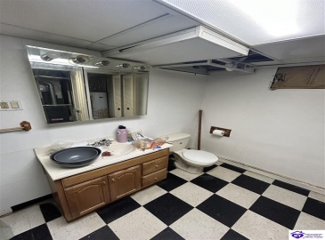 Huberta Drive, Louisville, Kentucky 40216-1214, ,2 BathroomsBathrooms,For Sale,Huberta Drive,HK24004227