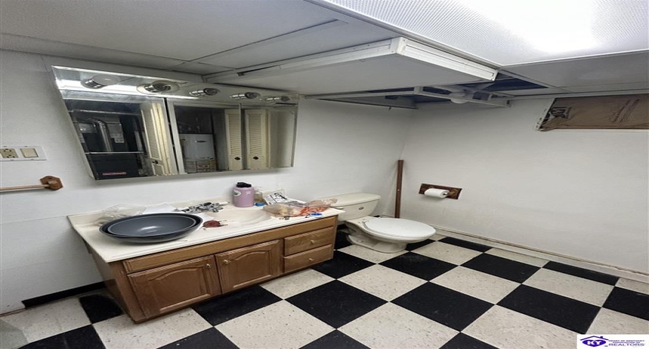 Huberta Drive, Louisville, Kentucky 40216-1214, ,2 BathroomsBathrooms,For Sale,Huberta Drive,HK24004227