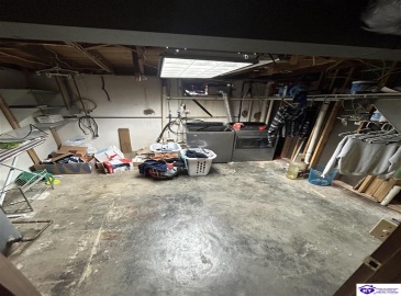 Huberta Drive, Louisville, Kentucky 40216-1214, ,2 BathroomsBathrooms,For Sale,Huberta Drive,HK24004227