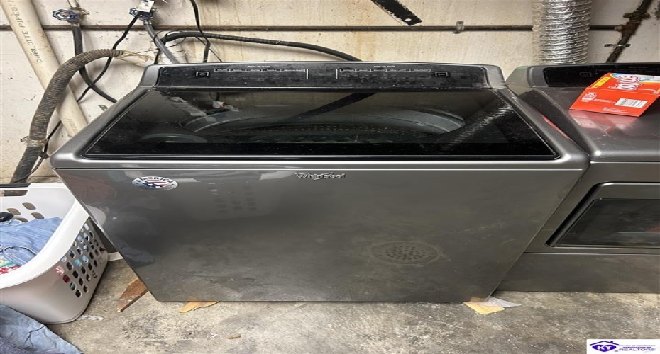 Huberta Drive, Louisville, Kentucky 40216-1214, ,2 BathroomsBathrooms,For Sale,Huberta Drive,HK24004227