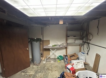 Huberta Drive, Louisville, Kentucky 40216-1214, ,2 BathroomsBathrooms,For Sale,Huberta Drive,HK24004227