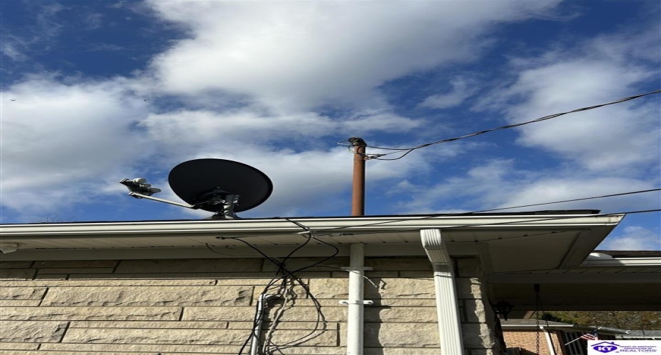 Huberta Drive, Louisville, Kentucky 40216-1214, ,2 BathroomsBathrooms,For Sale,Huberta Drive,HK24004227