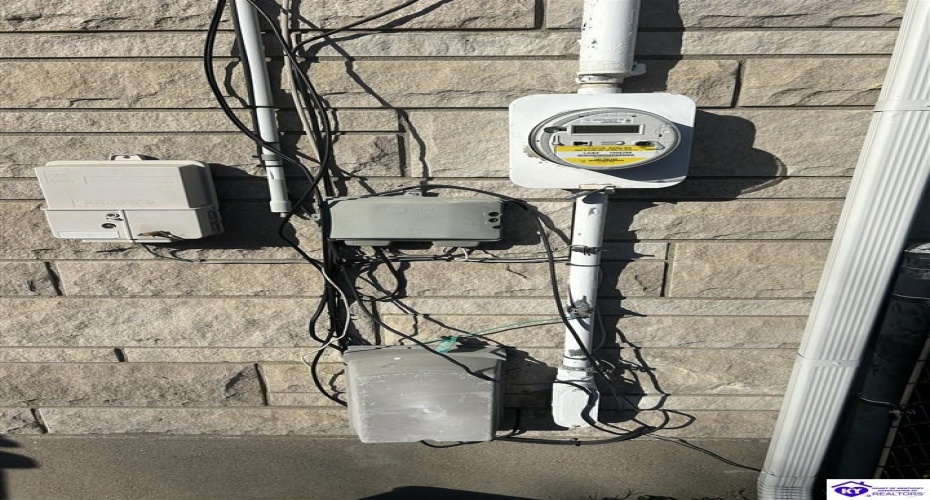 Huberta Drive, Louisville, Kentucky 40216-1214, ,2 BathroomsBathrooms,For Sale,Huberta Drive,HK24004227