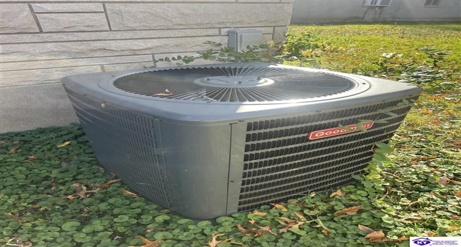 Huberta Drive, Louisville, Kentucky 40216-1214, ,2 BathroomsBathrooms,For Sale,Huberta Drive,HK24004227