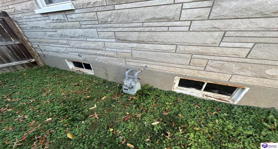 Huberta Drive, Louisville, Kentucky 40216-1214, ,2 BathroomsBathrooms,For Sale,Huberta Drive,HK24004227