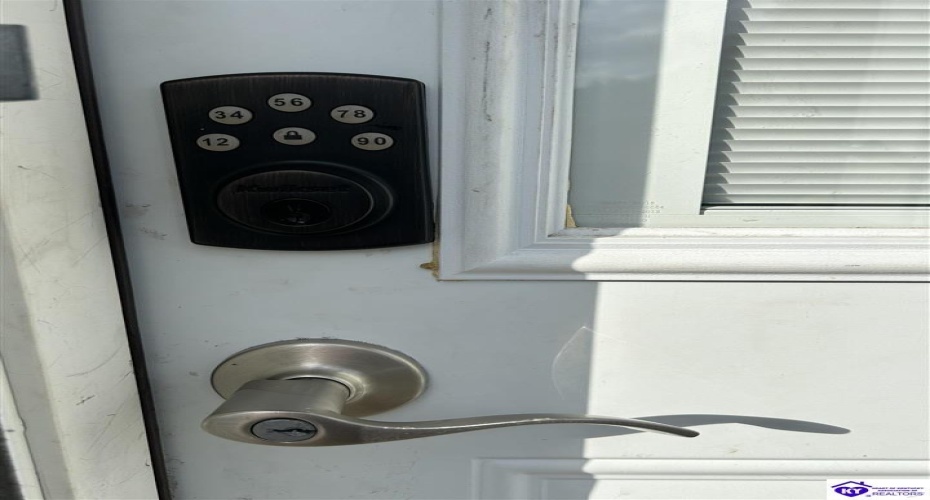 Huberta Drive, Louisville, Kentucky 40216-1214, ,2 BathroomsBathrooms,For Sale,Huberta Drive,HK24004227