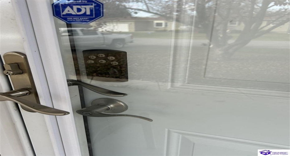 Huberta Drive, Louisville, Kentucky 40216-1214, ,2 BathroomsBathrooms,For Sale,Huberta Drive,HK24004227