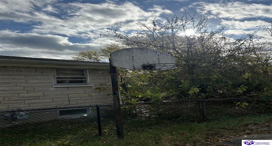 Huberta Drive, Louisville, Kentucky 40216-1214, ,2 BathroomsBathrooms,For Sale,Huberta Drive,HK24004227