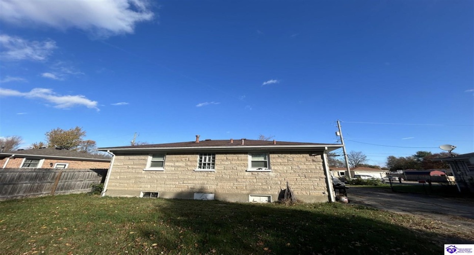 Huberta Drive, Louisville, Kentucky 40216-1214, ,2 BathroomsBathrooms,For Sale,Huberta Drive,HK24004227