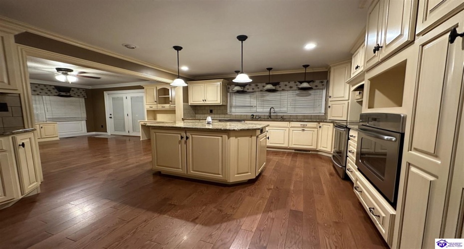 Lakeview Drive, Campbellsville, Kentucky 42718, ,4 BathroomsBathrooms,For Sale,Lakeview Drive,HK24004228