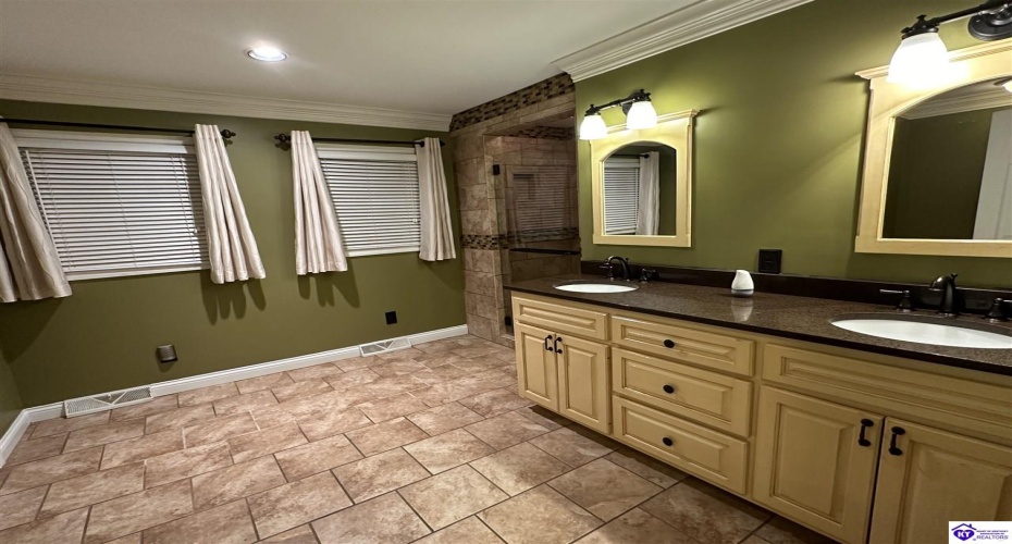 Lakeview Drive, Campbellsville, Kentucky 42718, ,4 BathroomsBathrooms,For Sale,Lakeview Drive,HK24004228