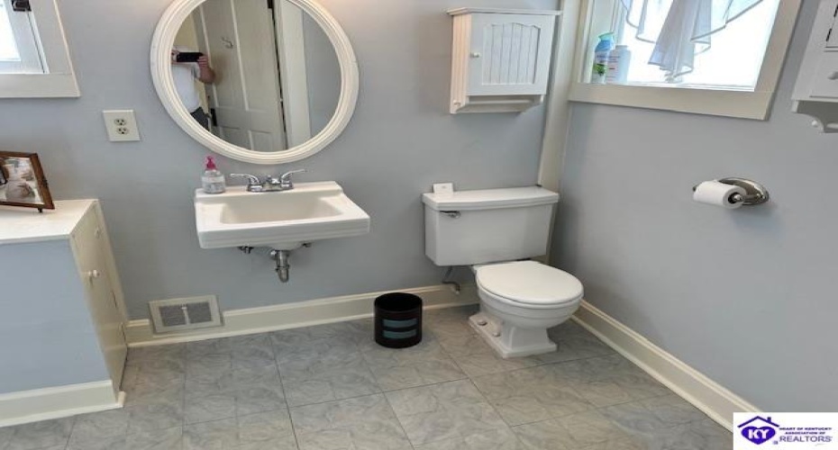 Dixie Avenue, Elizabethtown, Kentucky 42701, ,3 BathroomsBathrooms,For Sale,Dixie Avenue,HK24004233