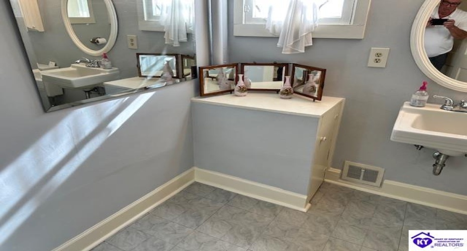 Dixie Avenue, Elizabethtown, Kentucky 42701, ,3 BathroomsBathrooms,For Sale,Dixie Avenue,HK24004233