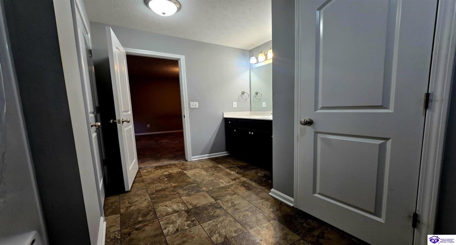 Dewberry Court, Elizabethtown, Kentucky 42701, ,3 BathroomsBathrooms,For Sale,Dewberry Court,HK24004235