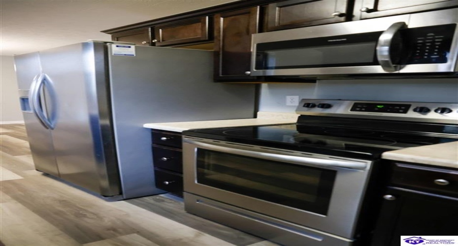 Dewberry Court, Elizabethtown, Kentucky 42701, ,3 BathroomsBathrooms,For Sale,Dewberry Court,HK24004235