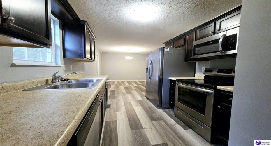 Dewberry Court, Elizabethtown, Kentucky 42701, ,3 BathroomsBathrooms,For Sale,Dewberry Court,HK24004235