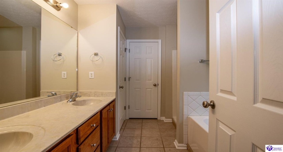 Slippery Rock Court, Vine Grove, Kentucky 40175, ,4 BathroomsBathrooms,For Sale,Slippery Rock Court,HK24004236