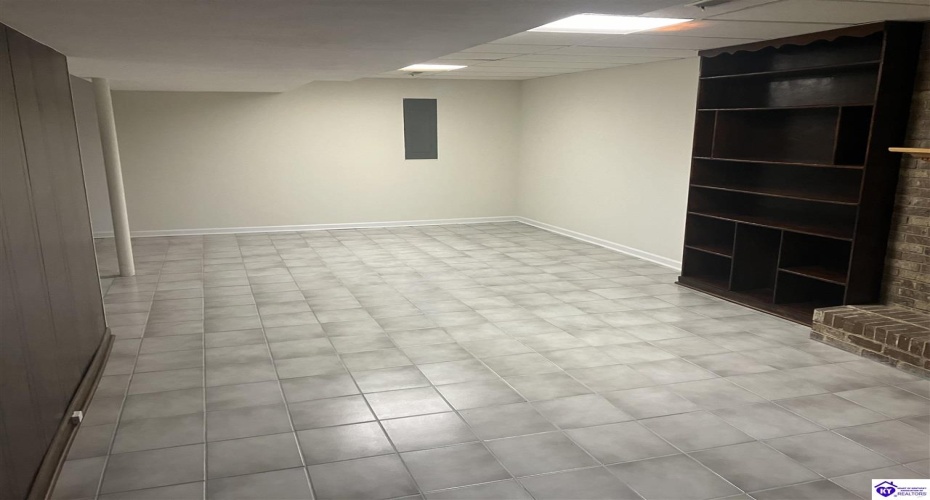 Tyler Circle, Elizabethtown, Kentucky 42701, ,3 BathroomsBathrooms,For Sale,Tyler Circle,HK24004242