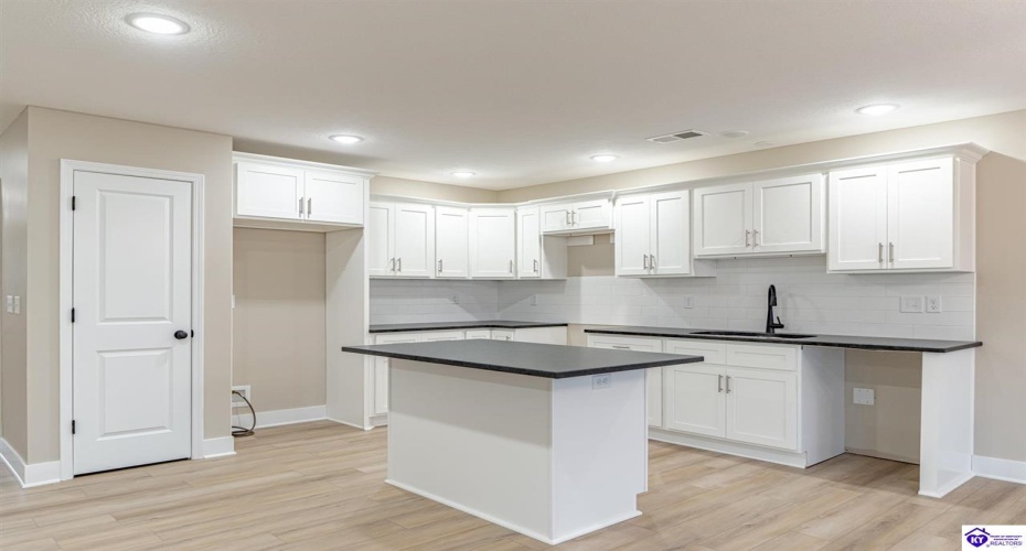 Hunter Lane, Elizabethtown, Kentucky 42701, ,3 BathroomsBathrooms,For Sale,Hunter Lane,HK24004252