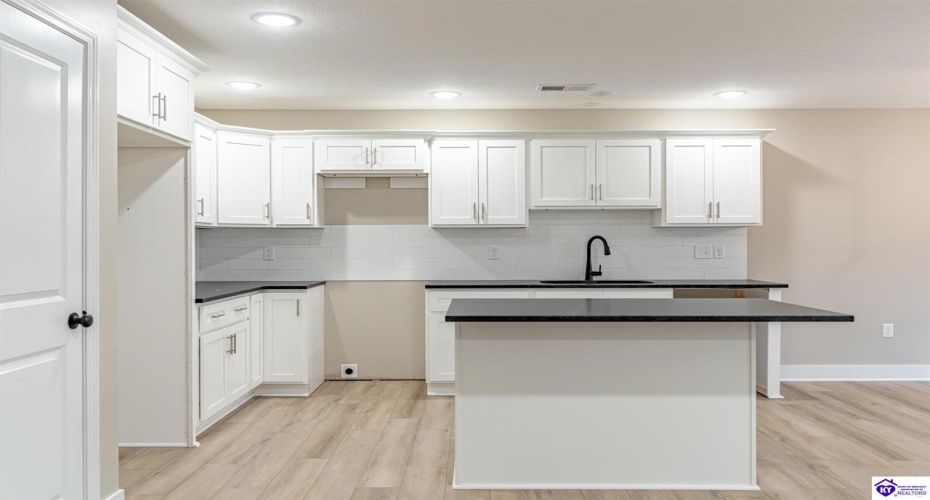 Hunter Lane, Elizabethtown, Kentucky 42701, ,3 BathroomsBathrooms,For Sale,Hunter Lane,HK24004252