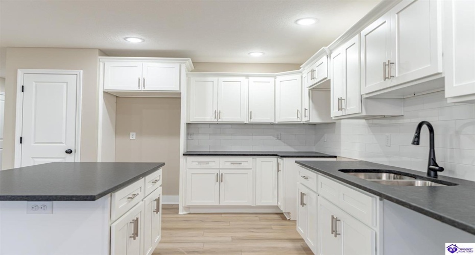 Hunter Lane, Elizabethtown, Kentucky 42701, ,3 BathroomsBathrooms,For Sale,Hunter Lane,HK24004252