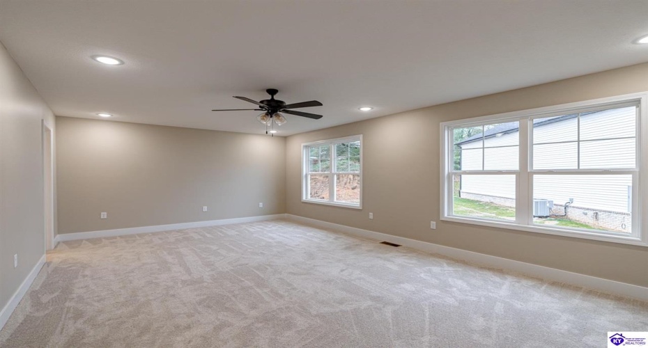 Hunter Lane, Elizabethtown, Kentucky 42701, ,3 BathroomsBathrooms,For Sale,Hunter Lane,HK24004252