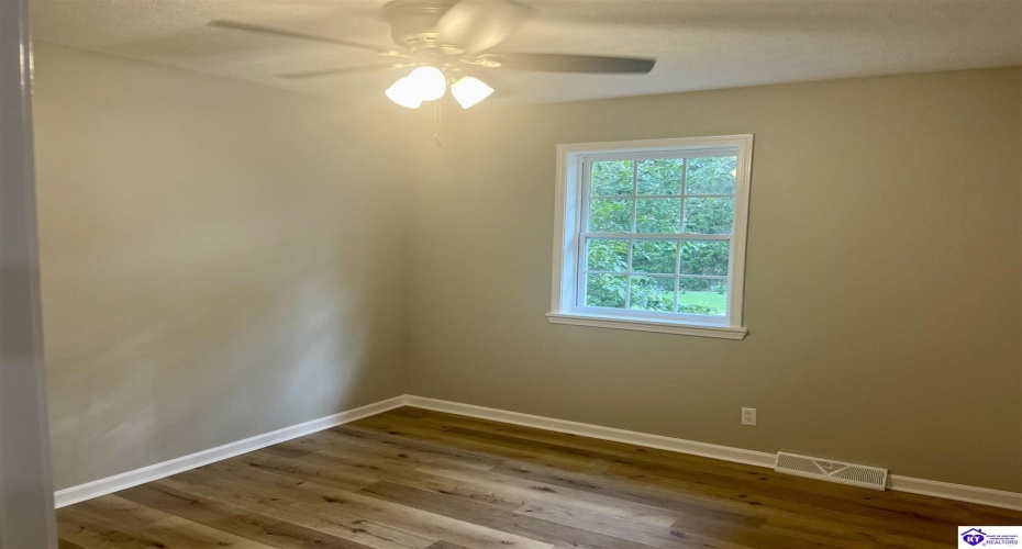 Pleasant View Drive, Elizabethtown, Kentucky 42701, ,2 BathroomsBathrooms,For Sale,Pleasant View Drive,HK24004261