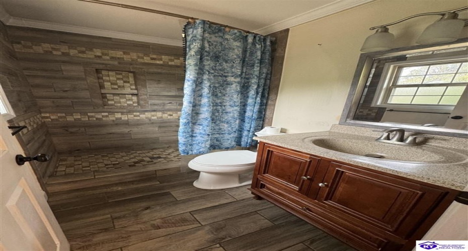 Commanche Drive, Elizabethtown, Kentucky 42701, ,3 BathroomsBathrooms,For Sale,Commanche Drive,HK24003913