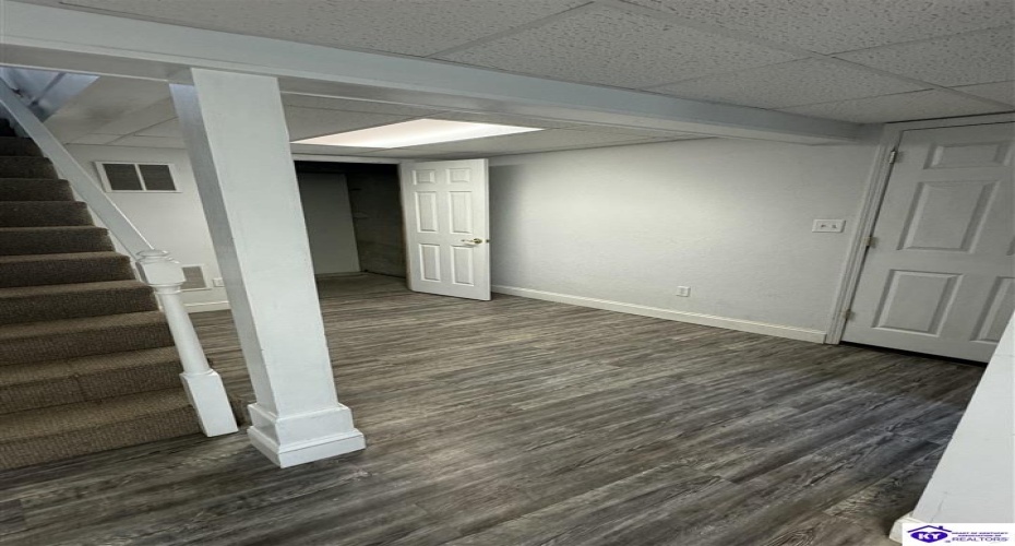 Commanche Drive, Elizabethtown, Kentucky 42701, ,3 BathroomsBathrooms,For Sale,Commanche Drive,HK24003913