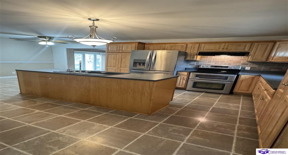 Commanche Drive, Elizabethtown, Kentucky 42701, ,3 BathroomsBathrooms,For Sale,Commanche Drive,HK24003913