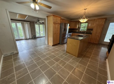 Commanche Drive, Elizabethtown, Kentucky 42701, ,3 BathroomsBathrooms,For Sale,Commanche Drive,HK24003913