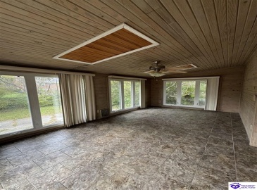 Commanche Drive, Elizabethtown, Kentucky 42701, ,3 BathroomsBathrooms,For Sale,Commanche Drive,HK24003913