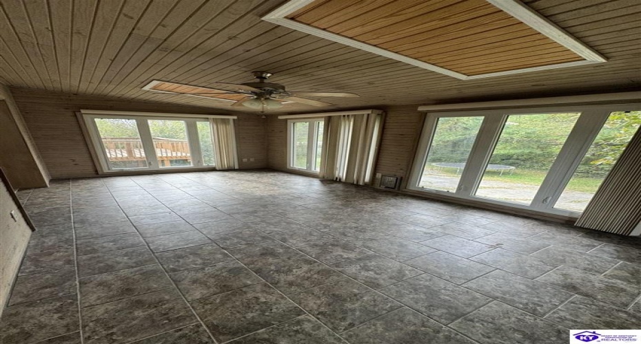 Commanche Drive, Elizabethtown, Kentucky 42701, ,3 BathroomsBathrooms,For Sale,Commanche Drive,HK24003913