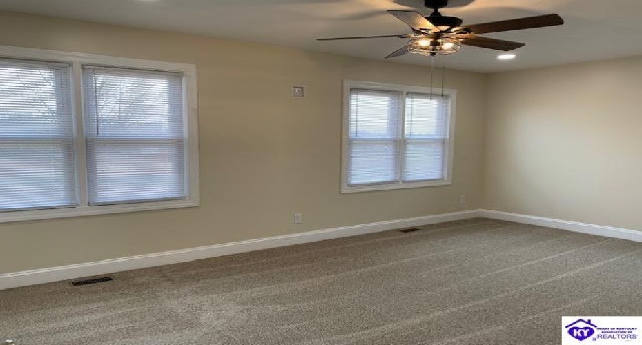 New Jackson Highway, Magnolia, Kentucky 42757, ,2 BathroomsBathrooms,For Sale,New Jackson Highway,HK24004287