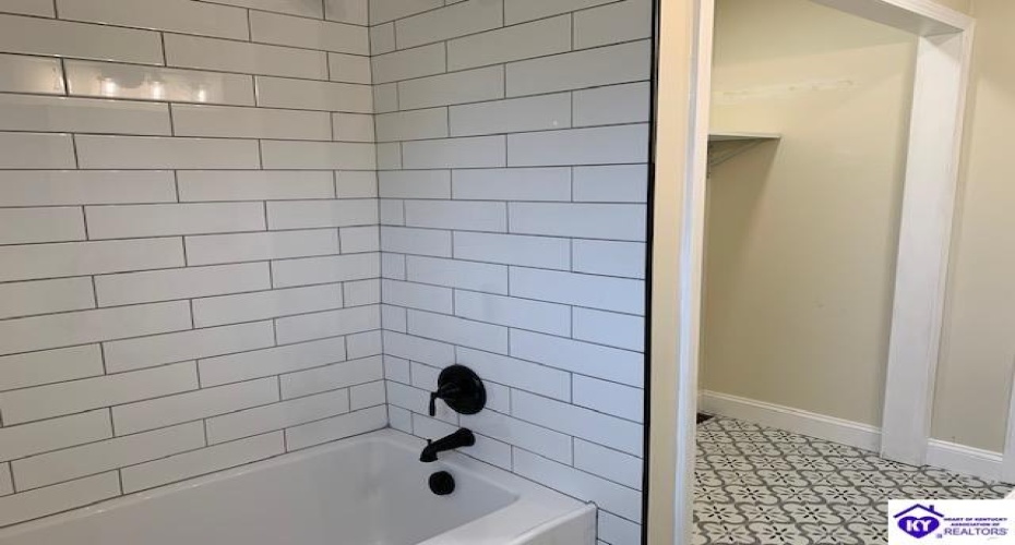 New Jackson Highway, Magnolia, Kentucky 42757, ,2 BathroomsBathrooms,For Sale,New Jackson Highway,HK24004287