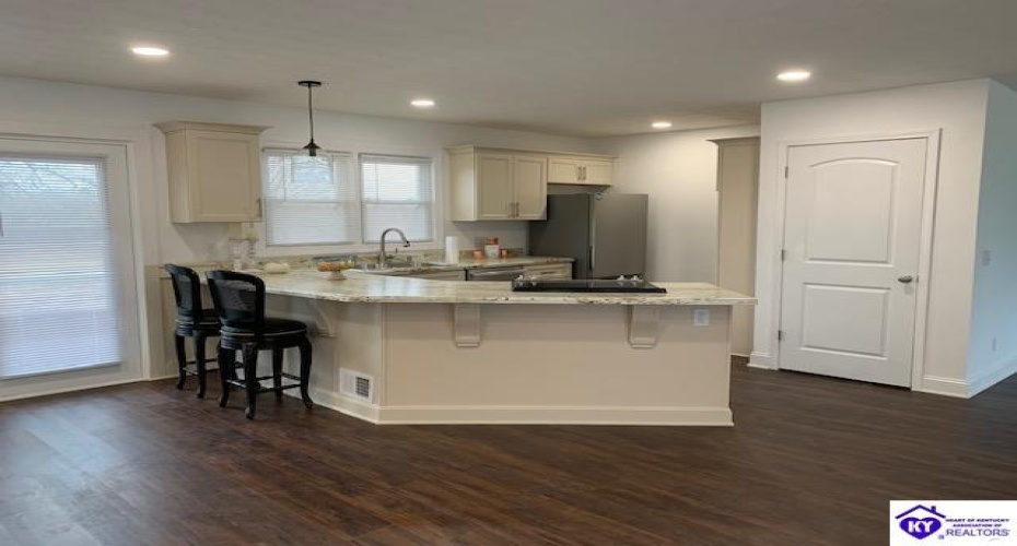 New Jackson Highway, Magnolia, Kentucky 42757, ,2 BathroomsBathrooms,For Sale,New Jackson Highway,HK24004287