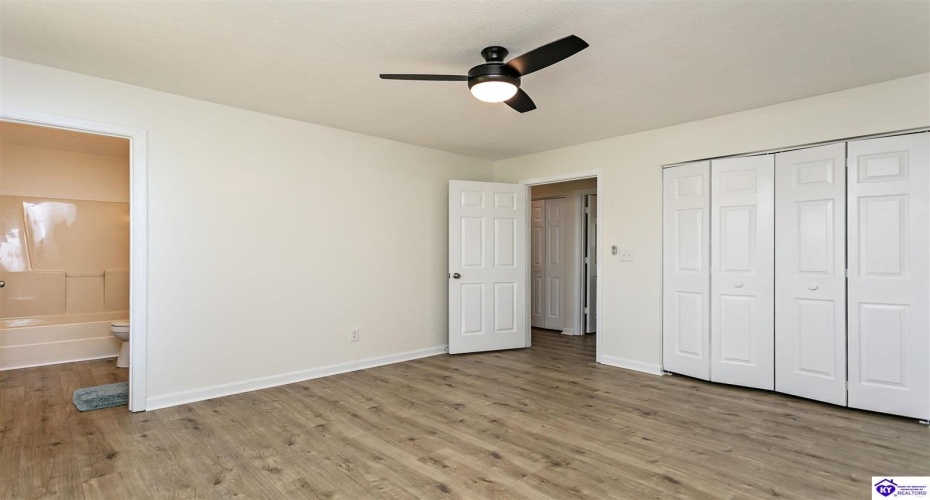 Lobo Drive, Elizabethtown, Kentucky 42701, ,2 BathroomsBathrooms,For Sale,Lobo Drive,HK24004310