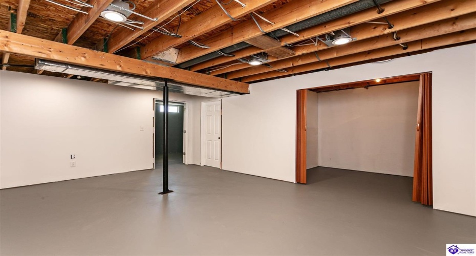 Lobo Drive, Elizabethtown, Kentucky 42701, ,2 BathroomsBathrooms,For Sale,Lobo Drive,HK24004310