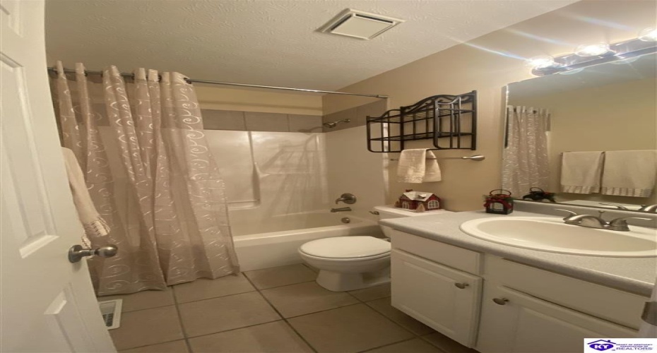 Amanda Jo Drive, Elizabethtown, Kentucky 42701, ,2 BathroomsBathrooms,For Sale,Amanda Jo Drive,HK24004324