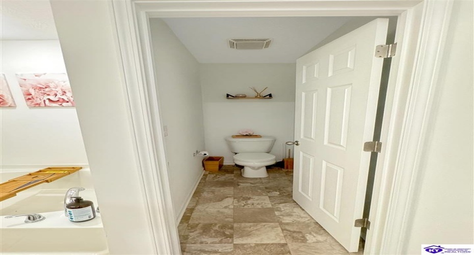 Johnson Ridge Rd, Louisville, Kentucky 40245, ,3 BathroomsBathrooms,For Sale,Johnson Ridge Rd,HK24004337