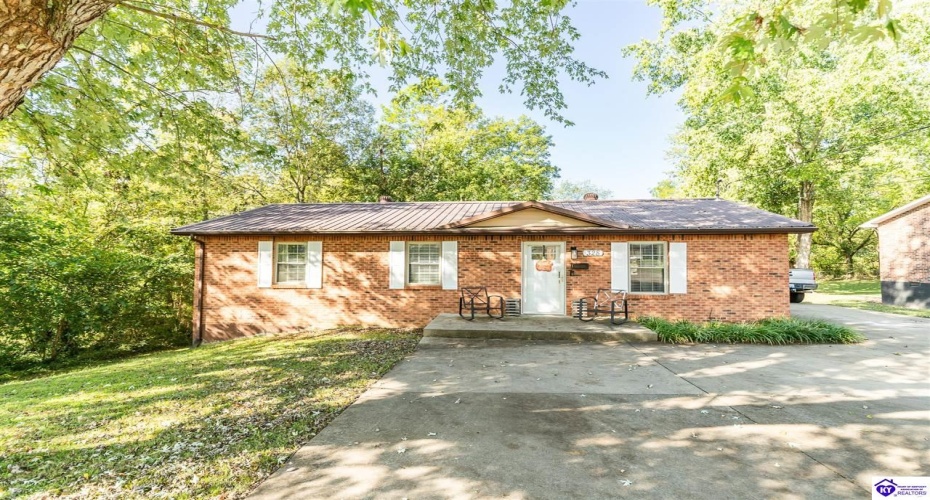 College Street, Hodgenville, Kentucky 42748, ,2 BathroomsBathrooms,For Sale,College Street,HK24003652