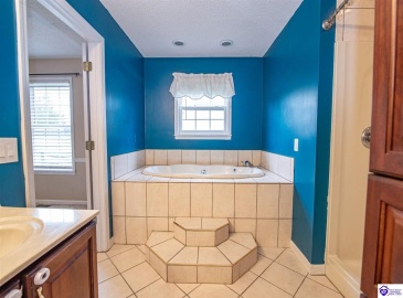 Madison Drive, Elizabethtown, Kentucky 42701, ,2 BathroomsBathrooms,For Sale,Madison Drive,HK24004350